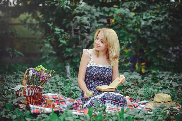 Junge Frau beim Lesen eines Buches in der Natur, gefühlvolles und sanftes Picknick — Stockfoto