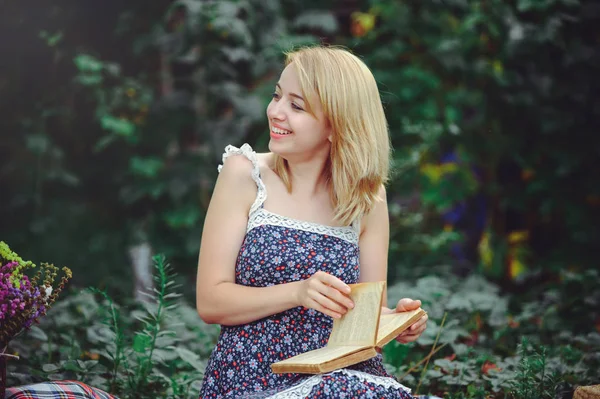 Mujer joven leyendo un libro en la naturaleza, picnic conmovedor y suave —  Fotos de Stock