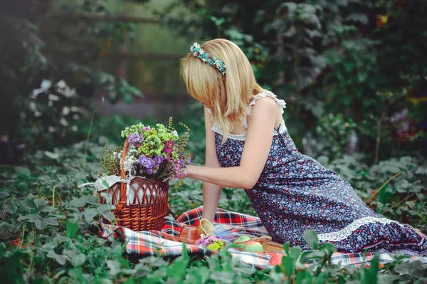 Jovem mulher lendo um livro na natureza, piquenique emotivo e gentil — Fotografia de Stock