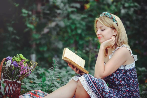 genç kadın doğada, duygulu ve nazik piknik bir kitap okuma