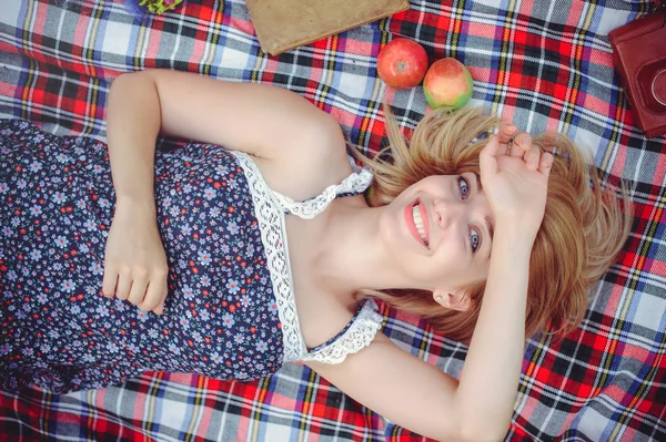 Mujer joven se acuesta con manzana en el picnic, estilo de vida saludable, feliz — Foto de Stock