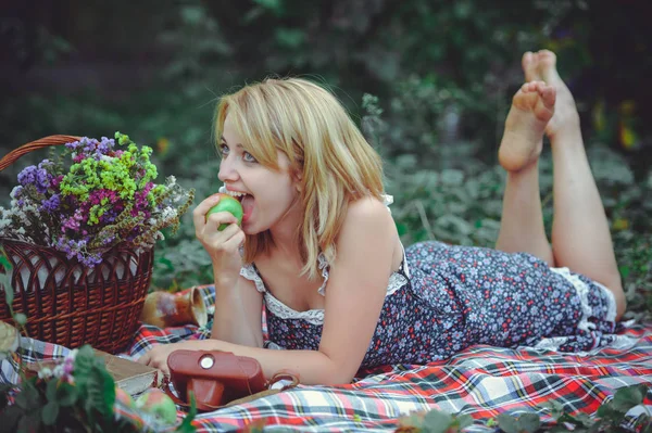 Mujer joven se acuesta con manzana en el picnic, estilo de vida saludable, feliz —  Fotos de Stock