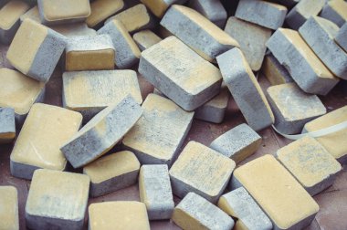 kaldırım döşeme, dağınık sarı bir yaya geçit inşaatı