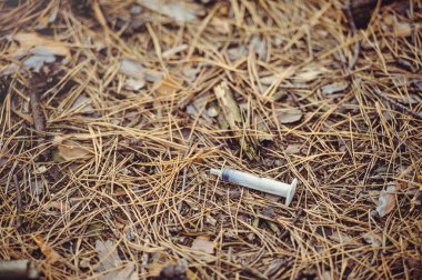 uyuşturucu kullanımı sorunları şehir, sağlıksız koşullar ve diğerleri için tehlike ormanda buldum şırıngalar kullanılan