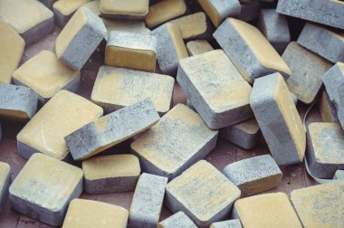 kaldırım döşeme, dağınık sarı bir yaya geçit inşaatı