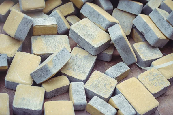 kaldırım döşeme, dağınık sarı bir yaya geçit inşaatı