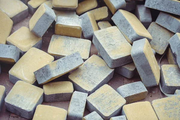 kaldırım döşeme, dağınık sarı bir yaya geçit inşaatı