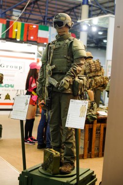 Modern taktik askeri teçhizat ve silah sergide gösterdi