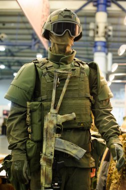 Modern taktik askeri teçhizat ve silah sergide gösterdi