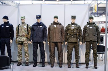 Modern taktik askeri teçhizat ve silah sergide gösterdi