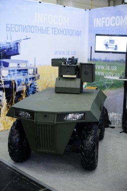 Sergide yüklü silah ile bir pilot askeri robot-