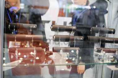 susturucu otomatik silah Sergisi