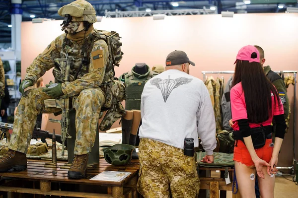 Modern taktik askeri teçhizat ve silah sergide gösterdi