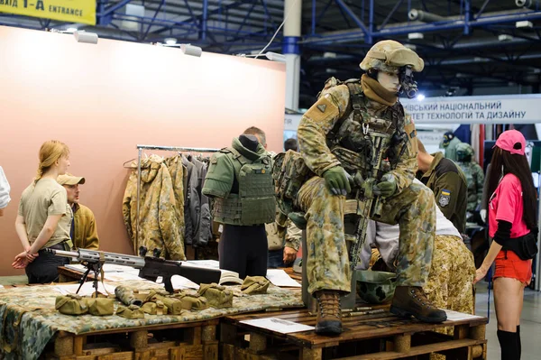 Modern taktik askeri teçhizat ve silah sergide gösterdi