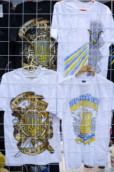 T-shirts med en ukrainska treudd på utställningen — Stockfoto