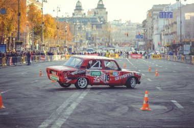 şehir merkezinde, koniler ile yolda araba otomobil slalom ve drift yarışmalar