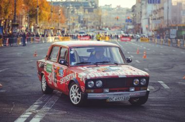 şehir merkezinde, koniler ile yolda araba otomobil slalom ve drift yarışmalar