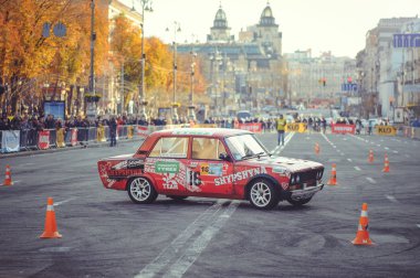 şehir merkezinde, koniler ile yolda araba otomobil slalom ve drift yarışmalar