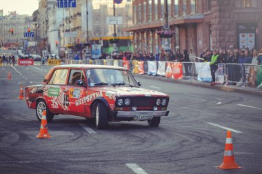 şehir merkezinde, koniler ile yolda araba otomobil slalom ve drift yarışmalar
