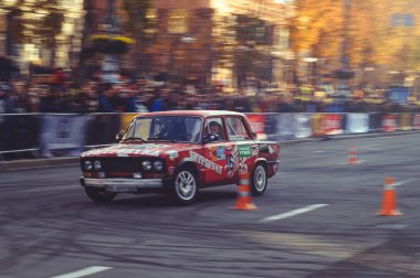 şehir merkezinde, koniler ile yolda araba otomobil slalom ve drift yarışmalar