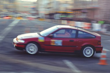 şehir merkezinde, koniler ile yolda araba otomobil slalom ve drift yarışmalar