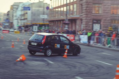 şehir merkezinde, koniler ile yolda araba otomobil slalom ve drift yarışmalar