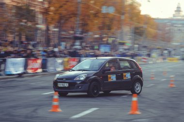 şehir merkezinde, koniler ile yolda araba otomobil slalom ve drift yarışmalar