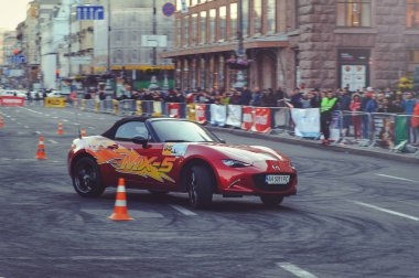 şehir merkezinde, koniler ile yolda araba otomobil slalom ve drift yarışmalar