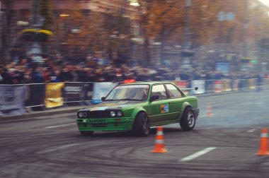 şehir merkezinde, koniler ile yolda araba otomobil slalom ve drift yarışmalar