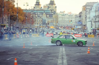 şehir merkezinde, koniler ile yolda araba otomobil slalom ve drift yarışmalar