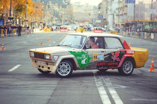 Slalom automobile et compétitions de dérive dans le centre-ville, voiture sur la route avec des cônes — Photo