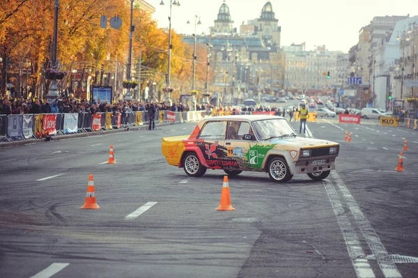 Slalom automóvel e competições de deriva no centro da cidade, carro na estrada com cones — Fotografia de Stock