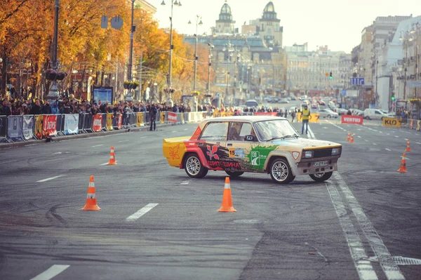 Automobilový slalom a drift závody v centru města, auto na silnici s kužely — Stock fotografie