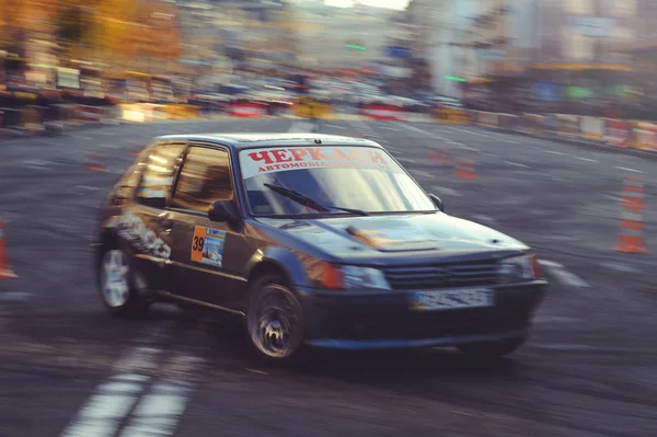 Slalom automóvel e competições de deriva no centro da cidade, carro na estrada com cones — Fotografia de Stock
