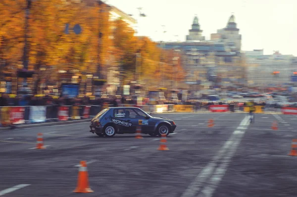 Automobile slalom och avdrift tävlingar i stadens centrum, bil på vägen med kottar — Stockfoto