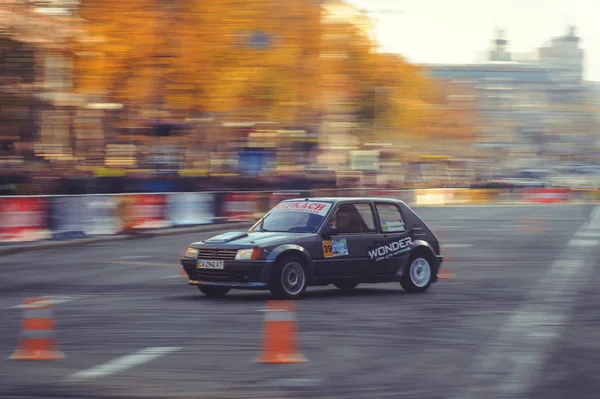 Auto slalom en drift wedstrijden in het centrum van de stad, auto op de weg met kegels — Stockfoto