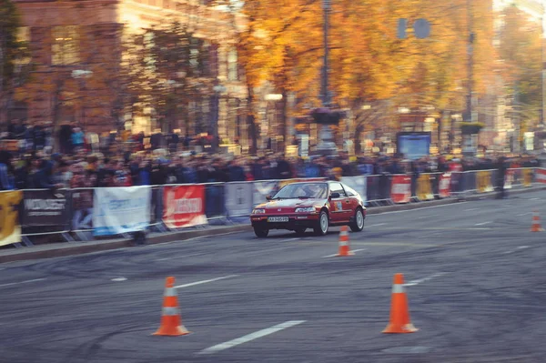 Slalom automobilistico e gare di deriva nel centro della città, auto su strada con coni — Foto Stock