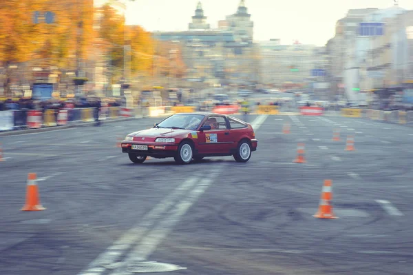 Slalom automóvil y competiciones de deriva en el centro de la ciudad, coche en la carretera con conos —  Fotos de Stock