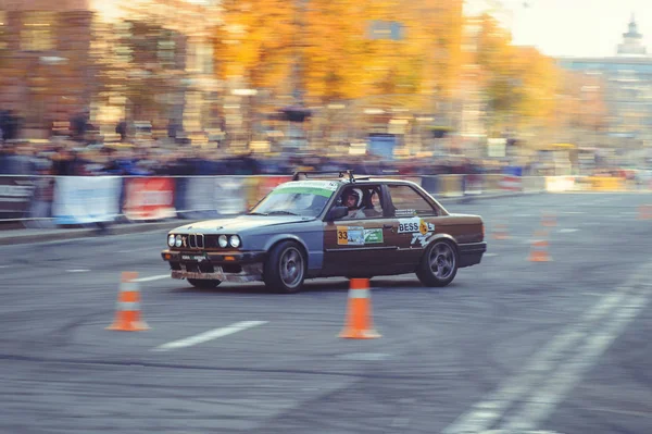 Slalom automóvel e competições de deriva no centro da cidade, carro na estrada com cones — Fotografia de Stock