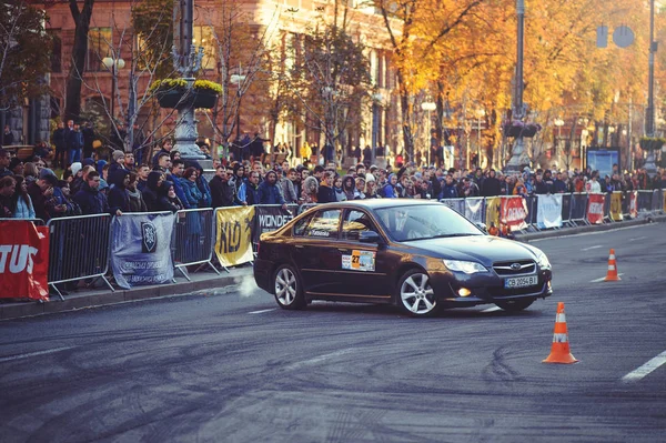 Slalom automóvil y competiciones de deriva en el centro de la ciudad, coche en la carretera con conos — Foto de Stock