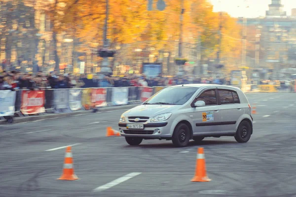 Slalom automobile et compétitions de dérive dans le centre-ville, voiture sur la route avec des cônes — Photo