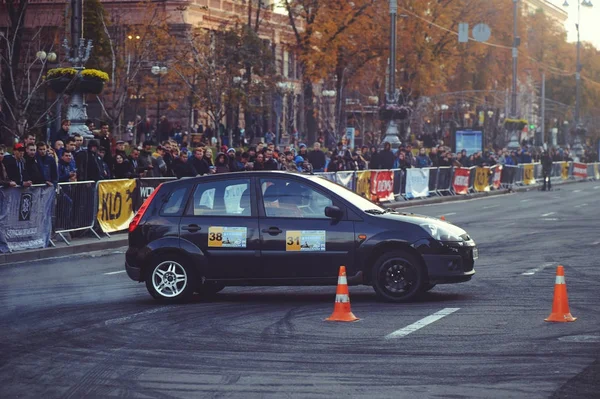 Şehir merkezinde, koniler ile yolda araba otomobil slalom ve drift yarışmalar — Stok fotoğraf