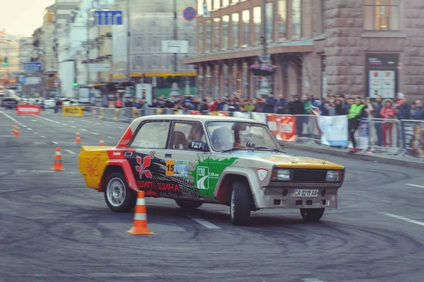 Slalom automóvel e competições de deriva no centro da cidade, carro na estrada com cones — Fotografia de Stock