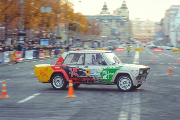 Slalom automobile et compétitions de dérive dans le centre-ville, voiture sur la route avec des cônes — Photo