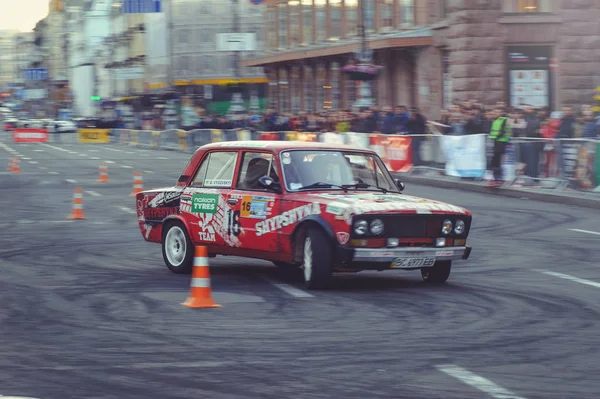 Slalom automobile et compétitions de dérive dans le centre-ville, voiture sur la route avec des cônes — Photo