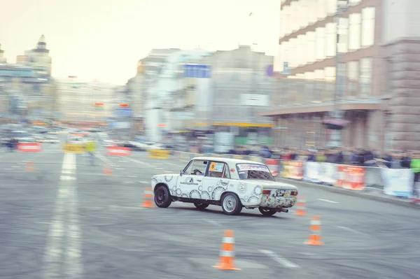 Slalom automobilistico e gare di deriva nel centro della città, auto su strada con coni — Foto Stock