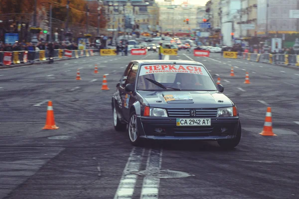 Slalom automobile et compétitions de dérive dans le centre-ville, voiture sur la route avec des cônes — Photo