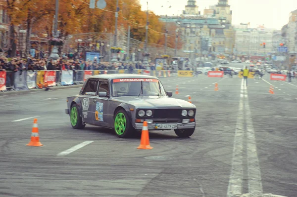 Slalom automobile et compétitions de dérive dans le centre-ville, voiture sur la route avec des cônes — Photo