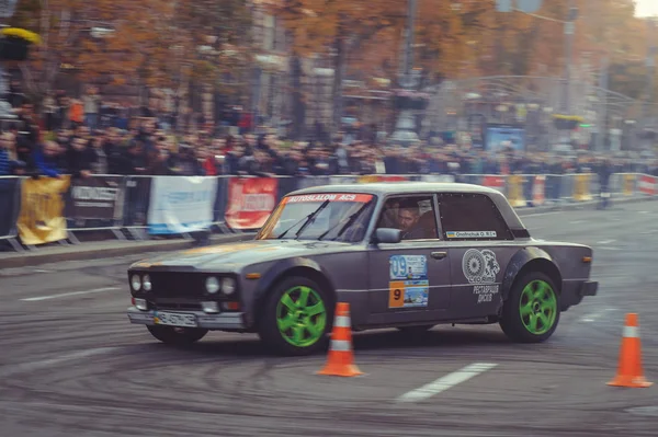 Automobile slalom och avdrift tävlingar i stadens centrum, bil på vägen med kottar — Stockfoto