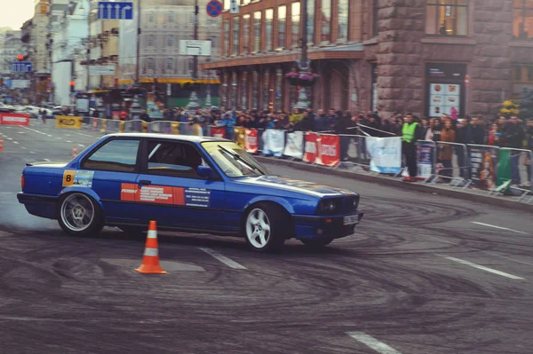 Automobilový slalom a drift závody v centru města, auto na silnici s kužely — Stock fotografie